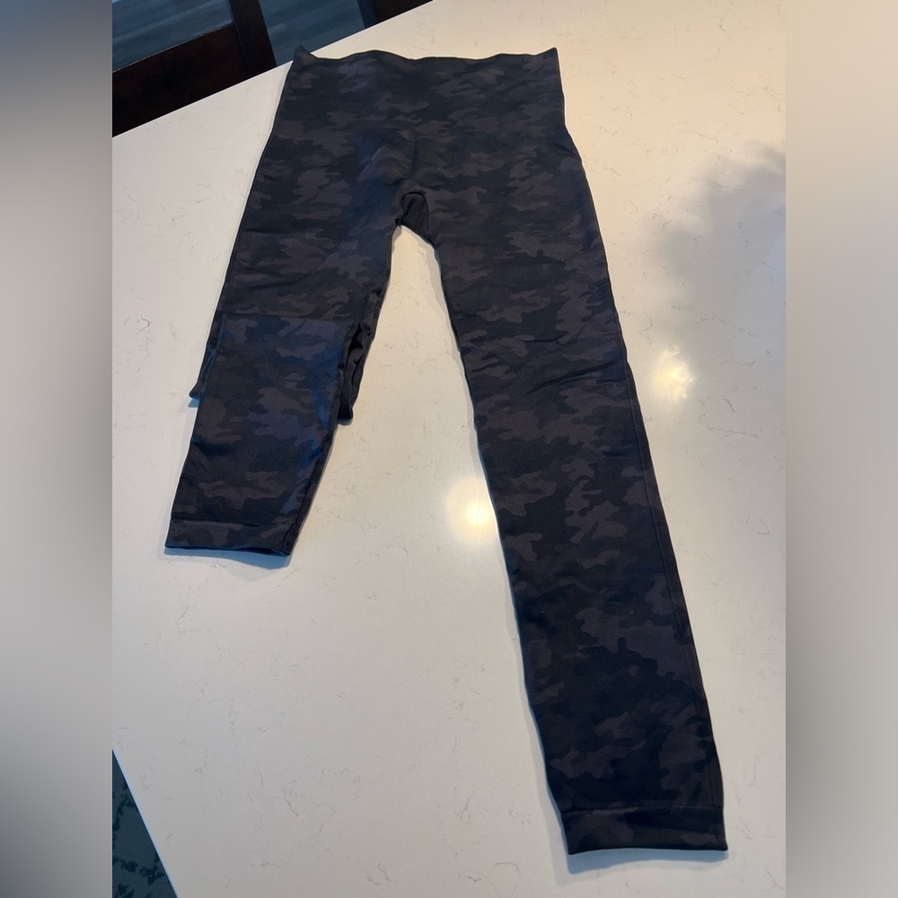 Spanx Cropped Look at Me Now Black Camo Leggings size 1X - Picture 4 of 14